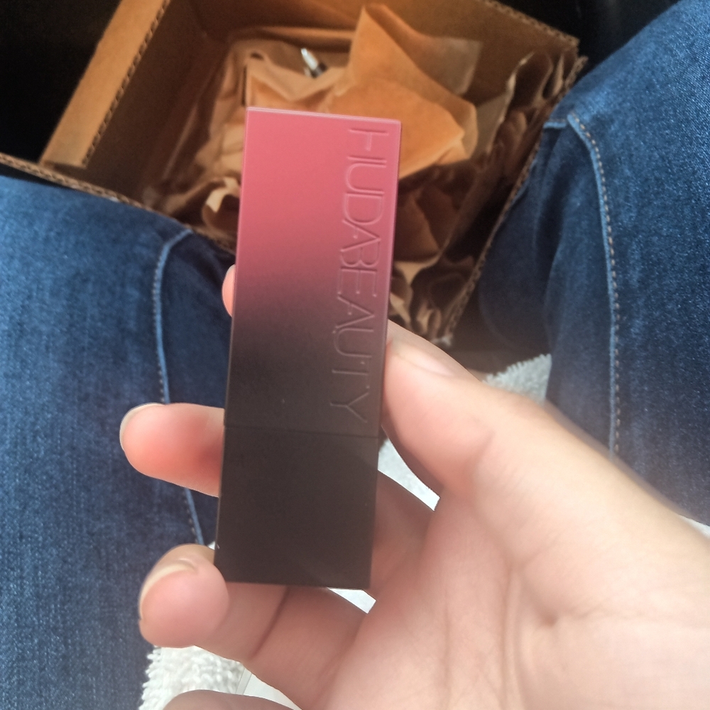 Huda Beauty Ladies night lipstick